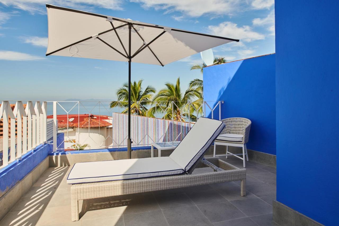 Hotel Luxury Patio Azul (Adults Only) Пуэрто-Вальярта Экстерьер фото A cantilever umbrella
