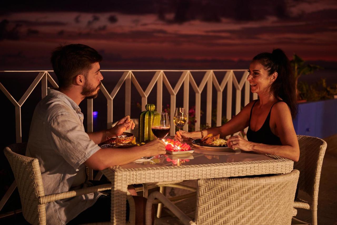 Hotel Luxury Patio Azul (Adults Only) Пуэрто-Вальярта Экстерьер фото A couple dining at a restaurant