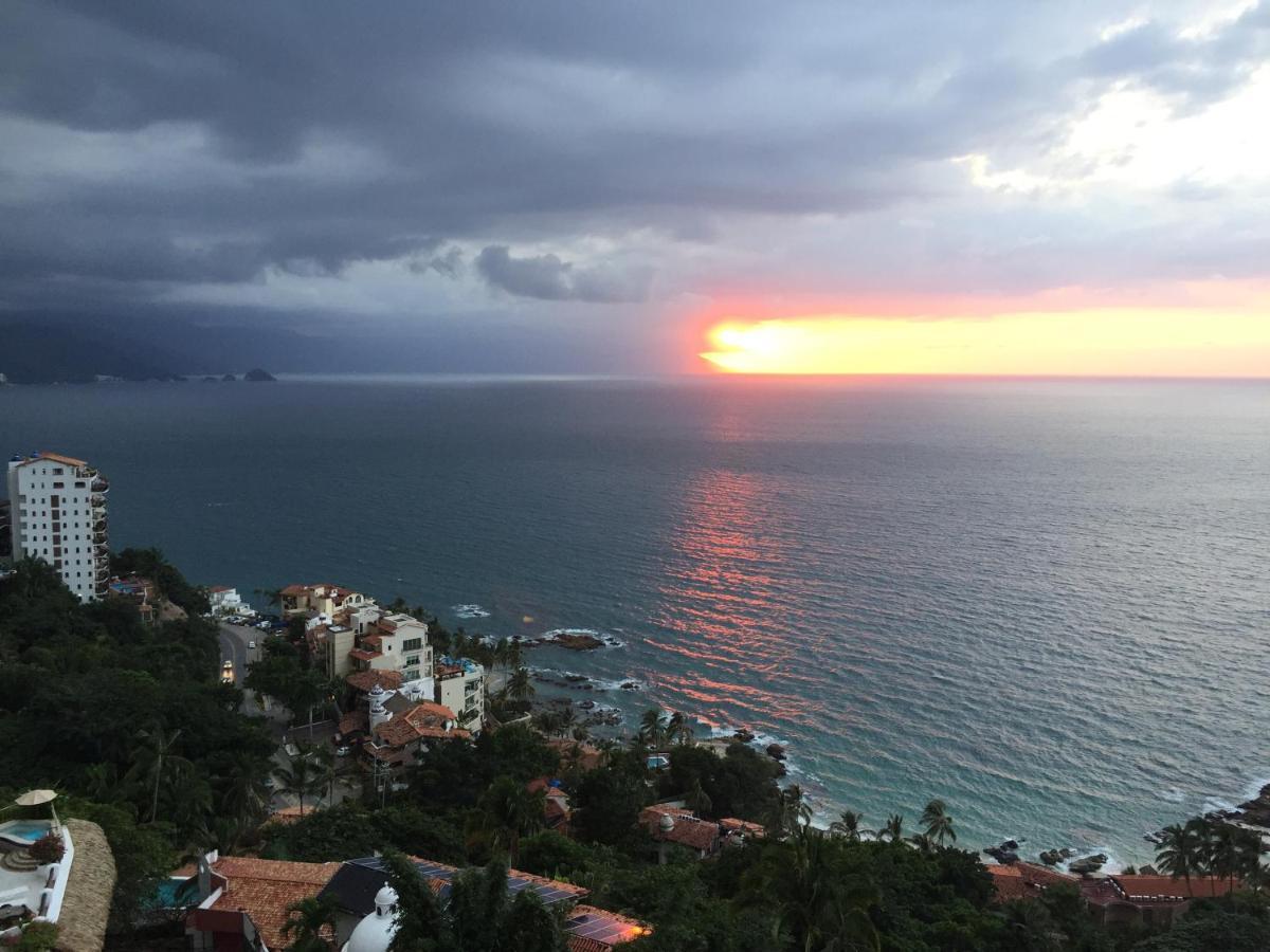 Hotel Luxury Patio Azul (Adults Only) Пуэрто-Вальярта Экстерьер фото Sunset over the Pacific Ocean in Puerto Vallarta, Mexico