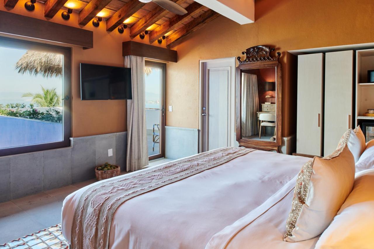 Hotel Luxury Patio Azul (Adults Only) Пуэрто-Вальярта Экстерьер фото A bedroom at the hotel